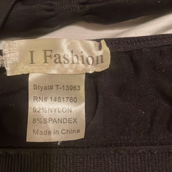 I Fashion / black sports bra - tag is torn out but guessing a S - Picture 4 of 4